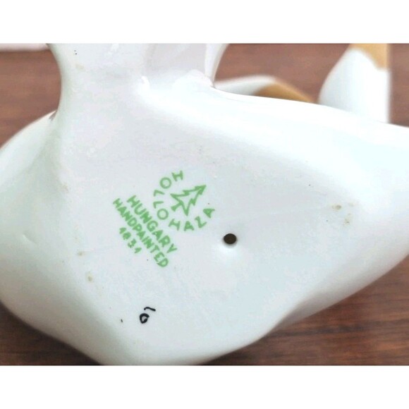 VTG Hollohaza Hungary Swan Pair Porcelain Figurine White n Gold Hand Painted 4" - Picture 5 of 6